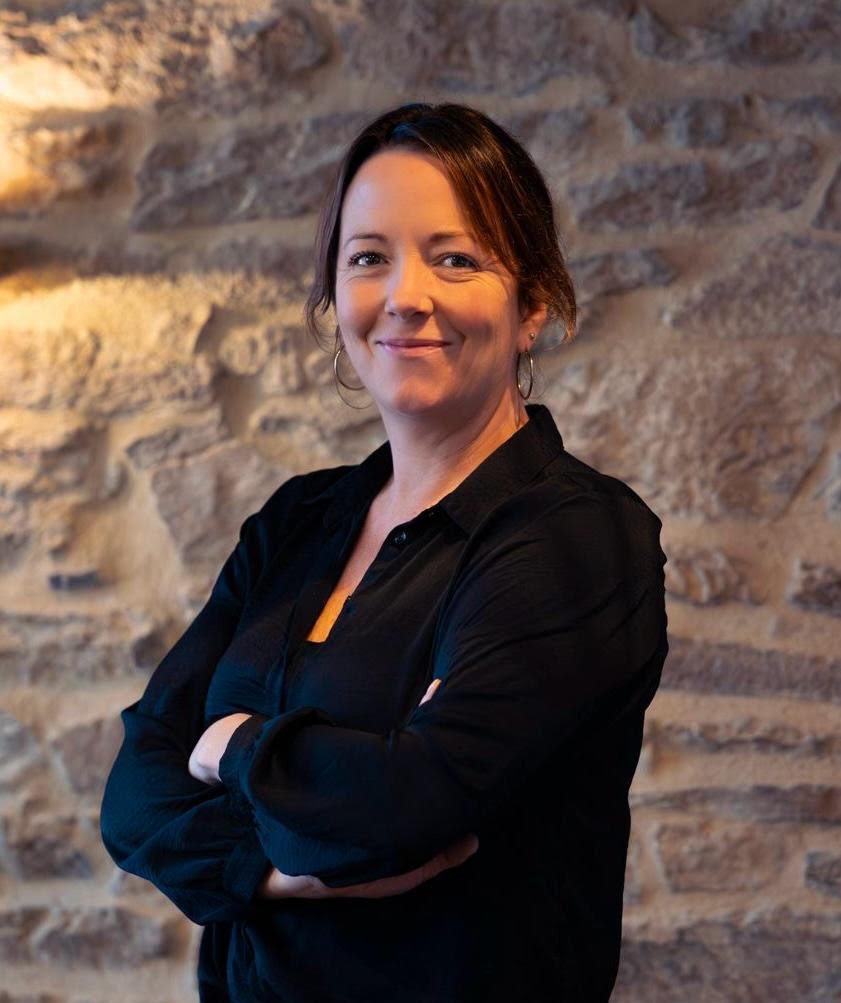 anne-burton-courtier